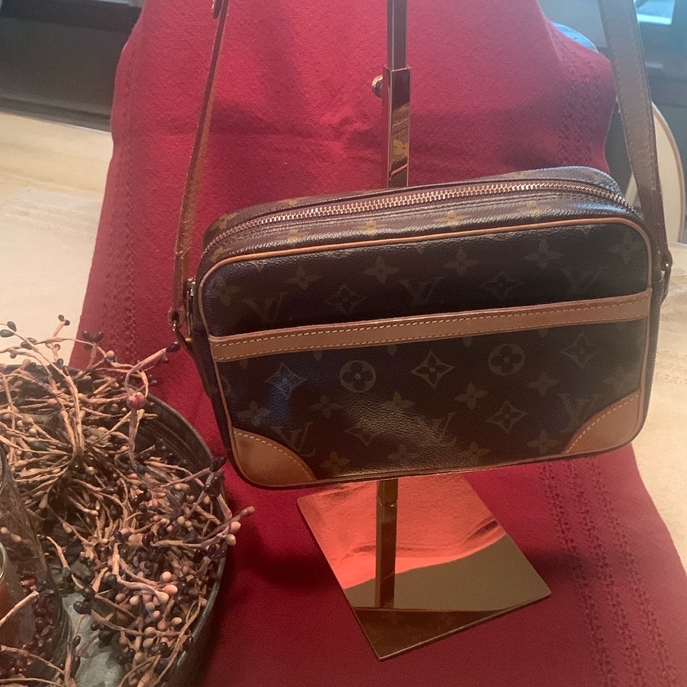 💥SOLD💥 Louis Vuitton Trocadero 24 Crossbody Bag
